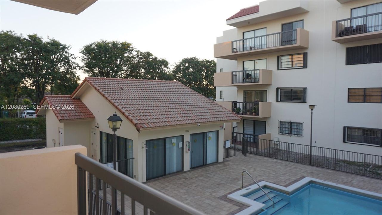 For Sale: $289,900 (2 beds, 2 baths, 893 Square Feet)