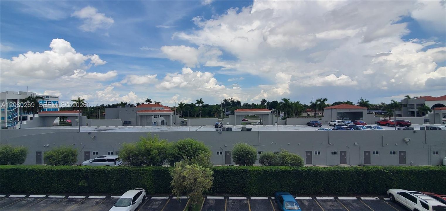 For Sale: $289,900 (2 beds, 2 baths, 893 Square Feet)