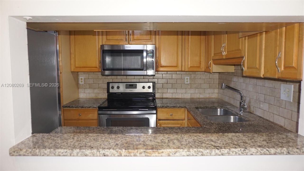 For Sale: $289,900 (2 beds, 2 baths, 893 Square Feet)