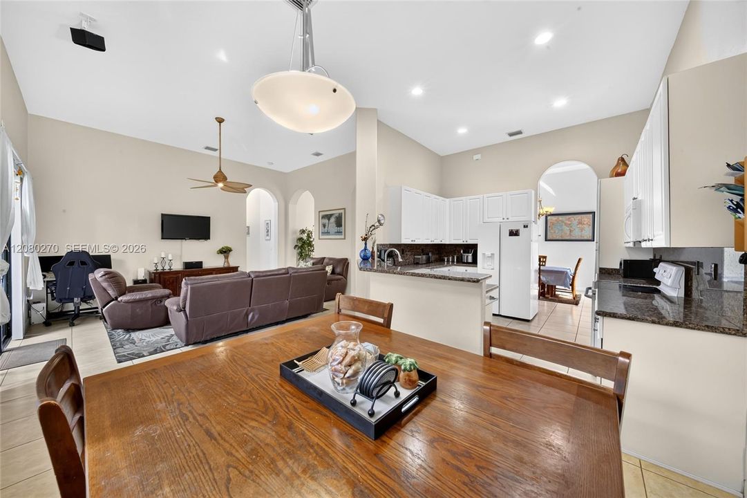 En Venta: $779,000 (4 camas, 2 baños, 2496 Pies cuadrados)