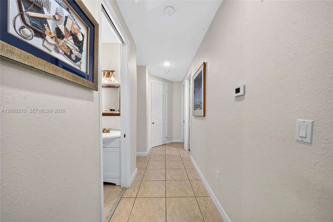En Venta: $779,000 (4 camas, 2 baños, 2496 Pies cuadrados)