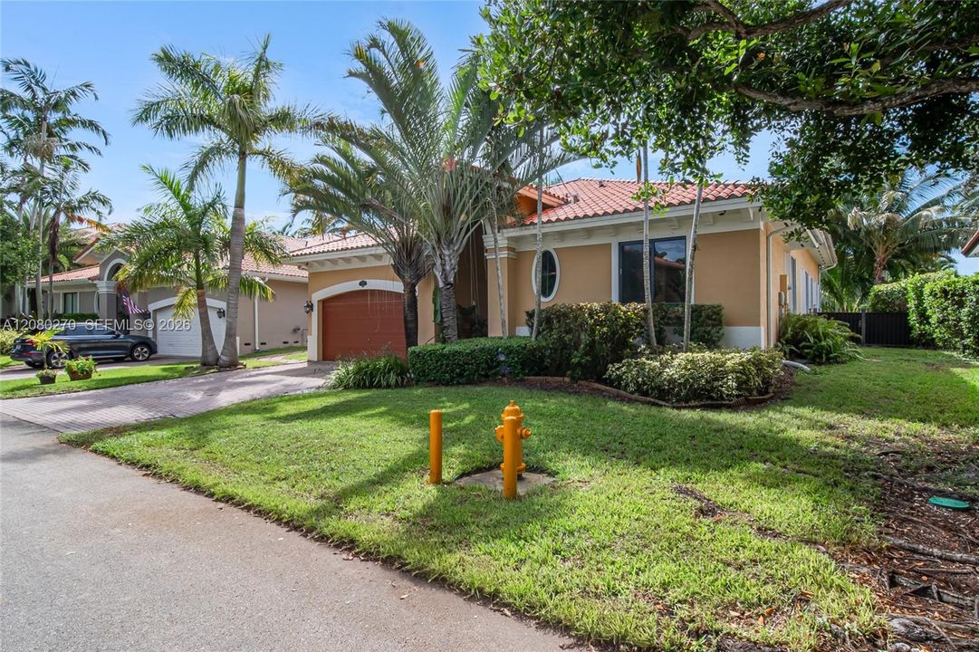 En Venta: $779,000 (4 camas, 2 baños, 2496 Pies cuadrados)