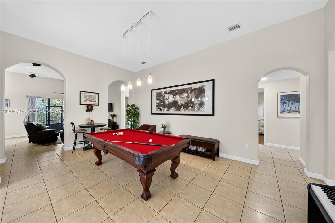En Venta: $779,000 (4 camas, 2 baños, 2496 Pies cuadrados)