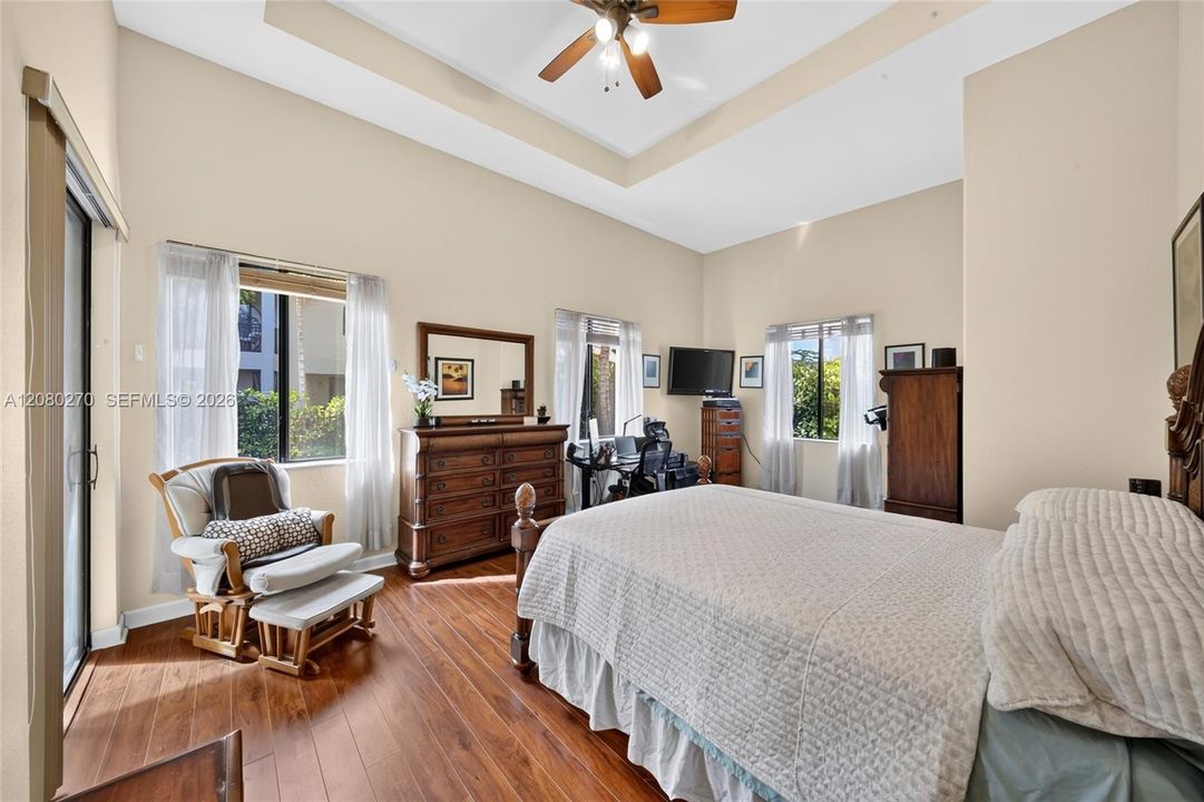 En Venta: $779,000 (4 camas, 2 baños, 2496 Pies cuadrados)