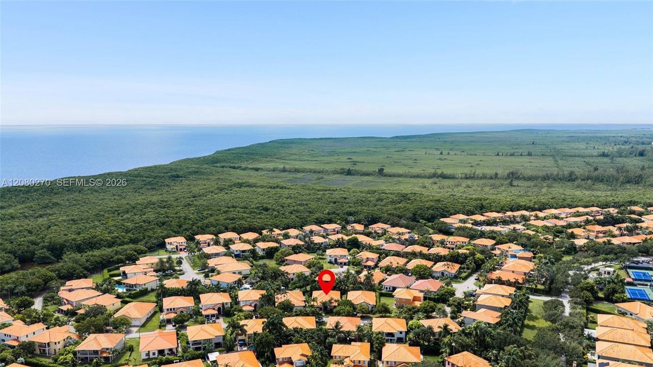 En Venta: $779,000 (4 camas, 2 baños, 2496 Pies cuadrados)