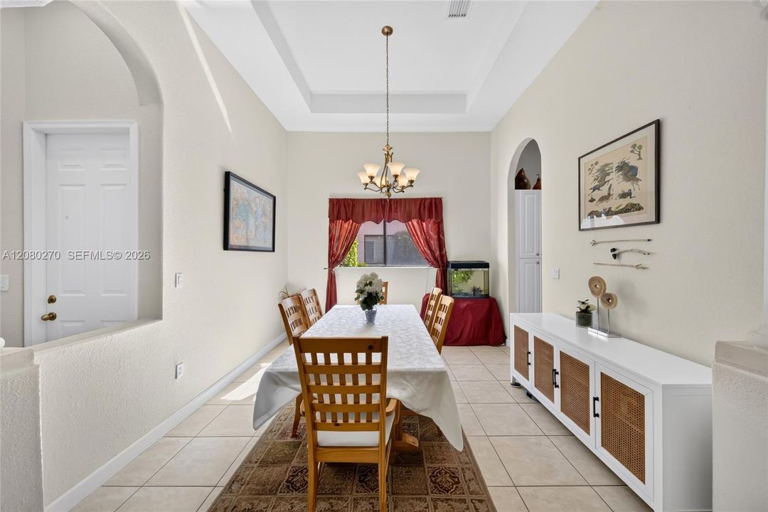 En Venta: $779,000 (4 camas, 2 baños, 2496 Pies cuadrados)