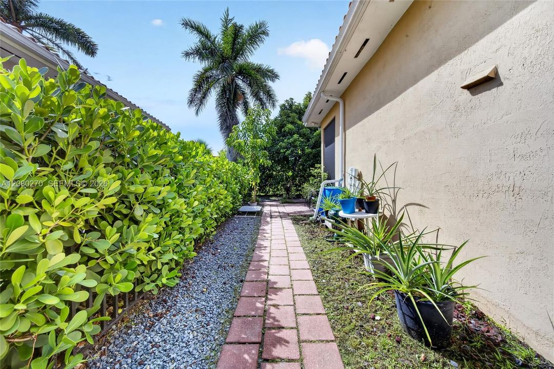 En Venta: $779,000 (4 camas, 2 baños, 2496 Pies cuadrados)