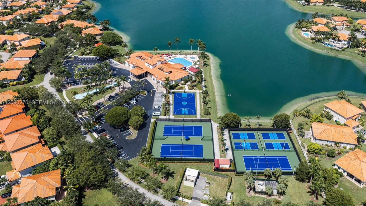 En Venta: $779,000 (4 camas, 2 baños, 2496 Pies cuadrados)