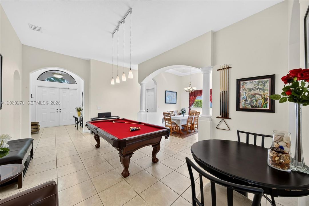 En Venta: $779,000 (4 camas, 2 baños, 2496 Pies cuadrados)