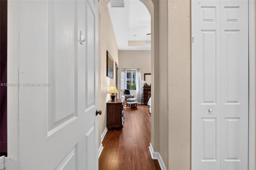 En Venta: $779,000 (4 camas, 2 baños, 2496 Pies cuadrados)