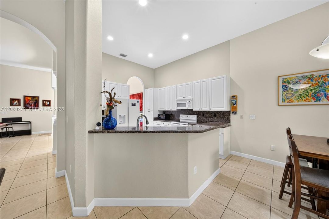 En Venta: $779,000 (4 camas, 2 baños, 2496 Pies cuadrados)