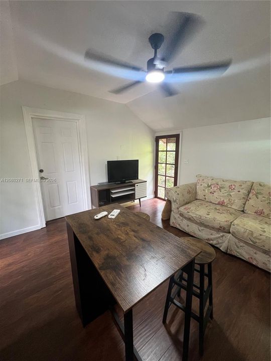 For Rent: $1,500 (1 beds, 1 baths, 1952 Square Feet)