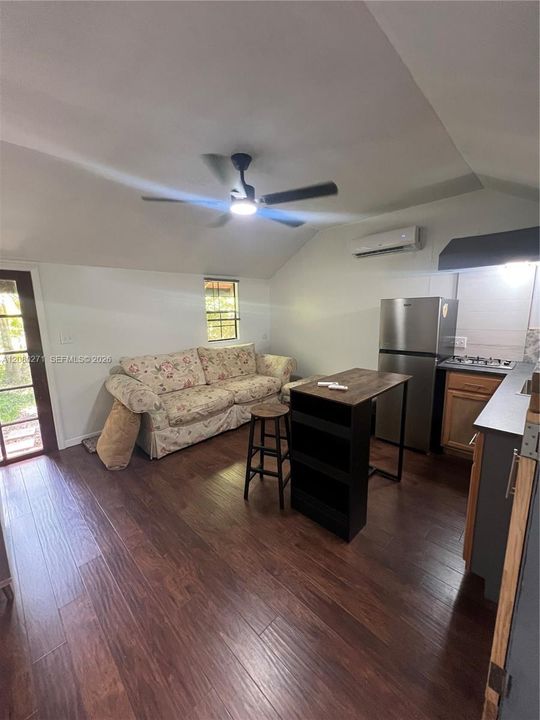 For Rent: $1,500 (1 beds, 1 baths, 1952 Square Feet)