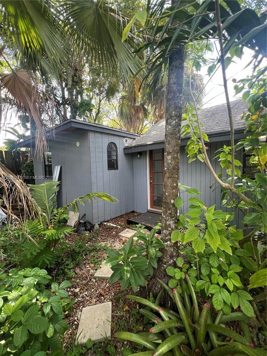 For Rent: $1,500 (1 beds, 1 baths, 1952 Square Feet)