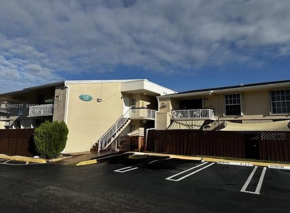 For Rent: $2,400 (2 beds, 2 baths, 1050 Square Feet)