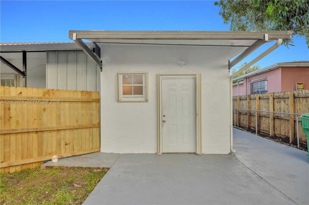 For Rent: $1,300 (1 beds, 1 baths, 200 Square Feet)