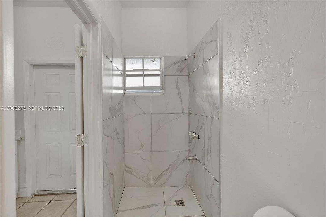 For Rent: $1,300 (1 beds, 1 baths, 200 Square Feet)