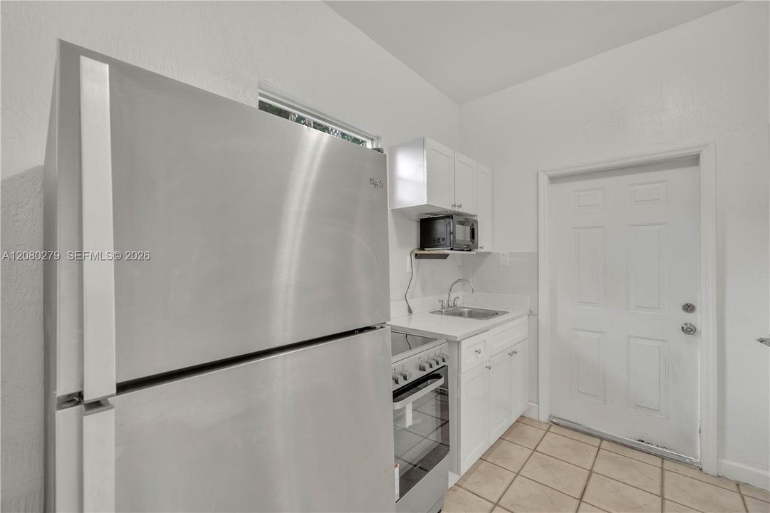 For Rent: $1,300 (1 beds, 1 baths, 200 Square Feet)