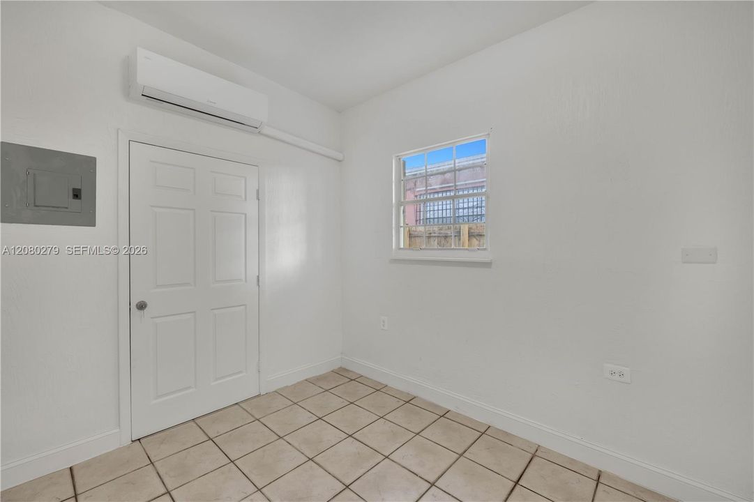 For Rent: $1,300 (1 beds, 1 baths, 200 Square Feet)