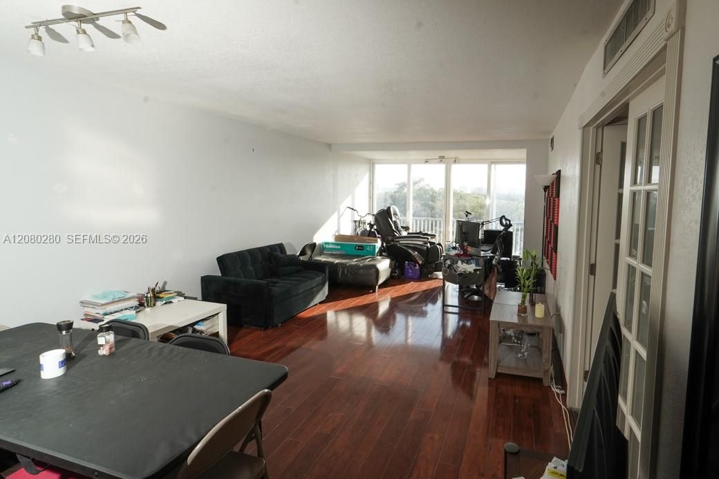 For Sale: $132,000 (1 beds, 1 baths, 1036 Square Feet)