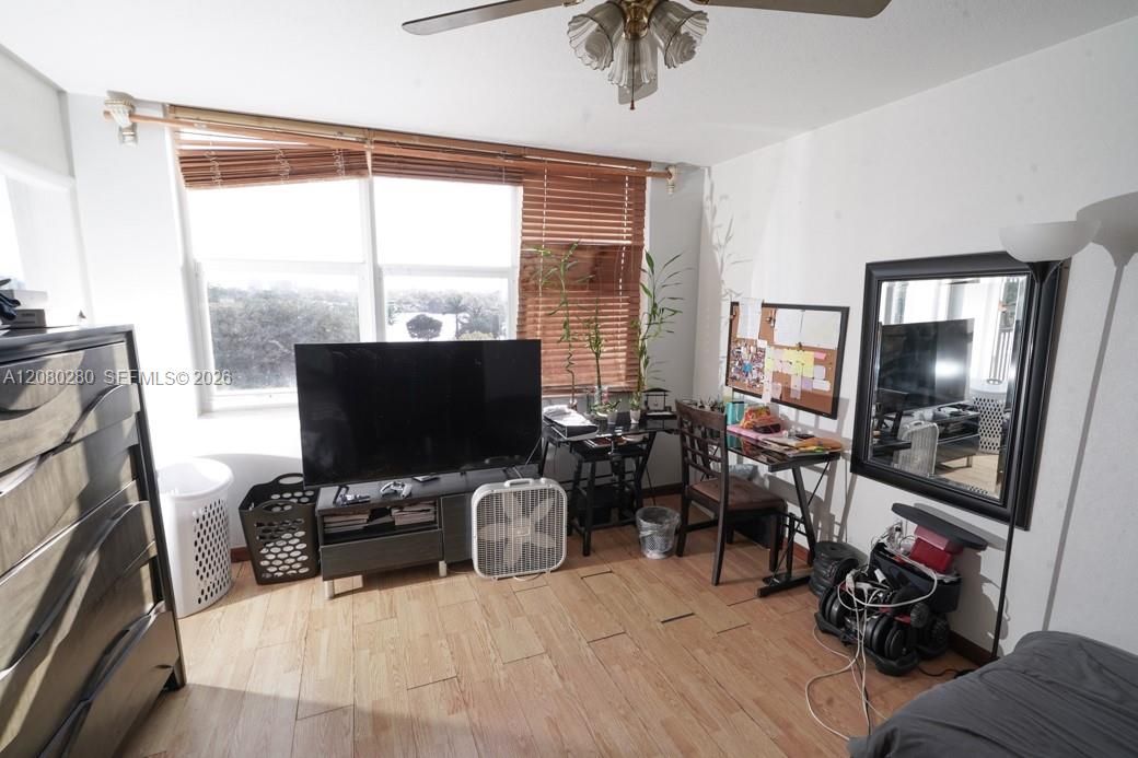 For Sale: $132,000 (1 beds, 1 baths, 1036 Square Feet)