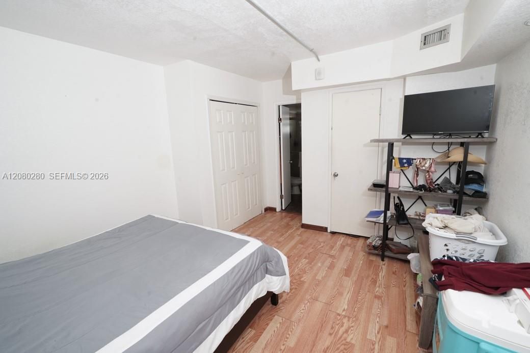 For Sale: $132,000 (1 beds, 1 baths, 1036 Square Feet)