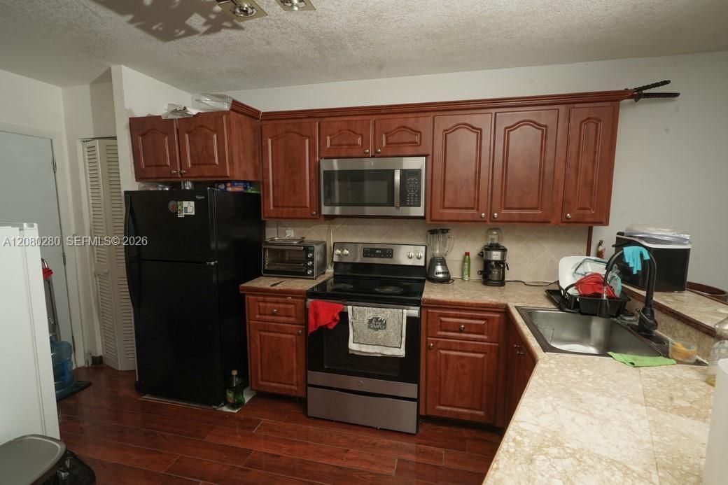 For Sale: $132,000 (1 beds, 1 baths, 1036 Square Feet)