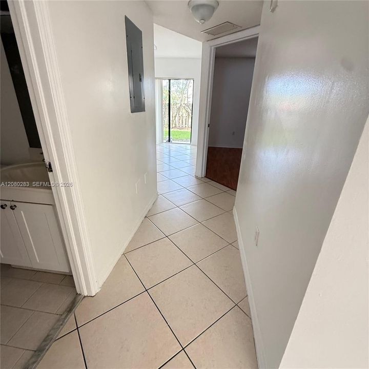 For Sale: $255,000 (2 beds, 2 baths, 817 Square Feet)