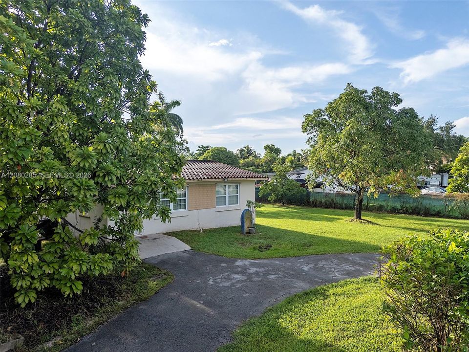 For Sale: $1,250,000 (2 beds, 1 baths, 1050 Square Feet)