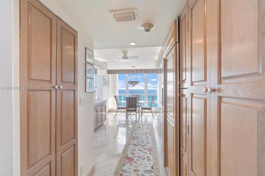 На продажу: $1,395,000 (2 спален, 2 ванн, 1813 Квадратных фут)