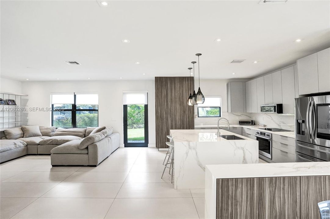 En Venta: $830,000 (3 camas, 3 baños, 2124 Pies cuadrados)