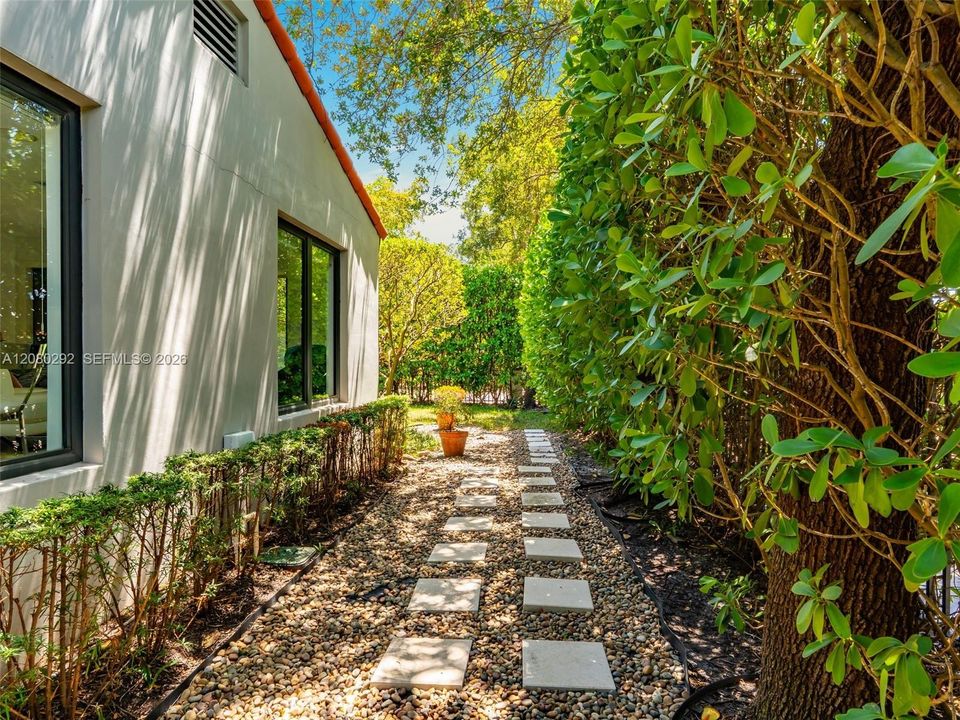 Private side yard