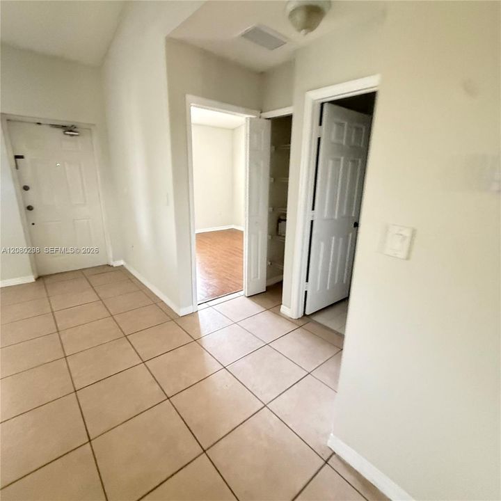 For Sale: $255,000 (2 beds, 2 baths, 817 Square Feet)