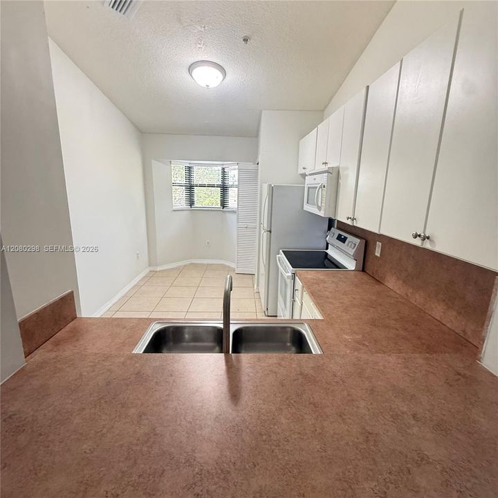For Sale: $255,000 (2 beds, 2 baths, 817 Square Feet)