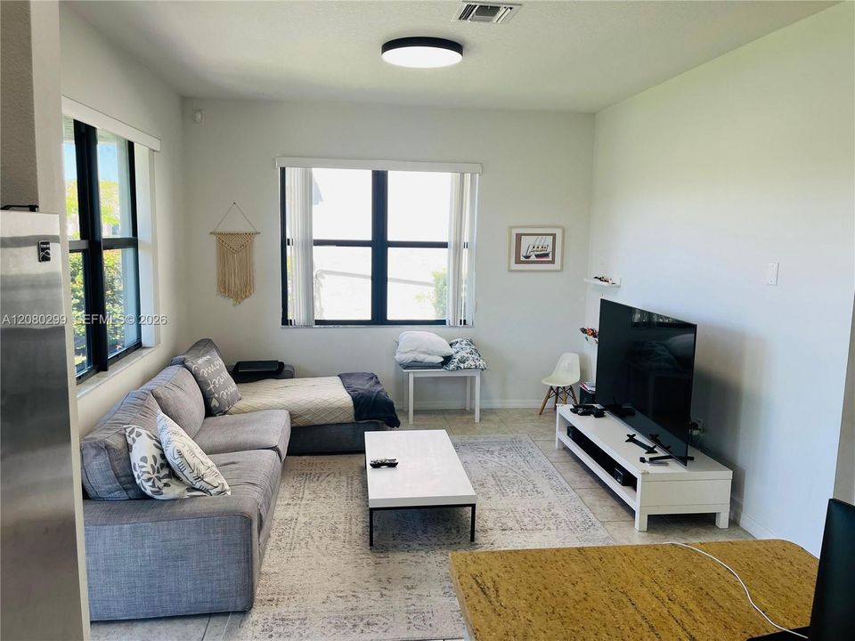 For Rent: $4,500 (3 beds, 2 baths, 1965 Square Feet)