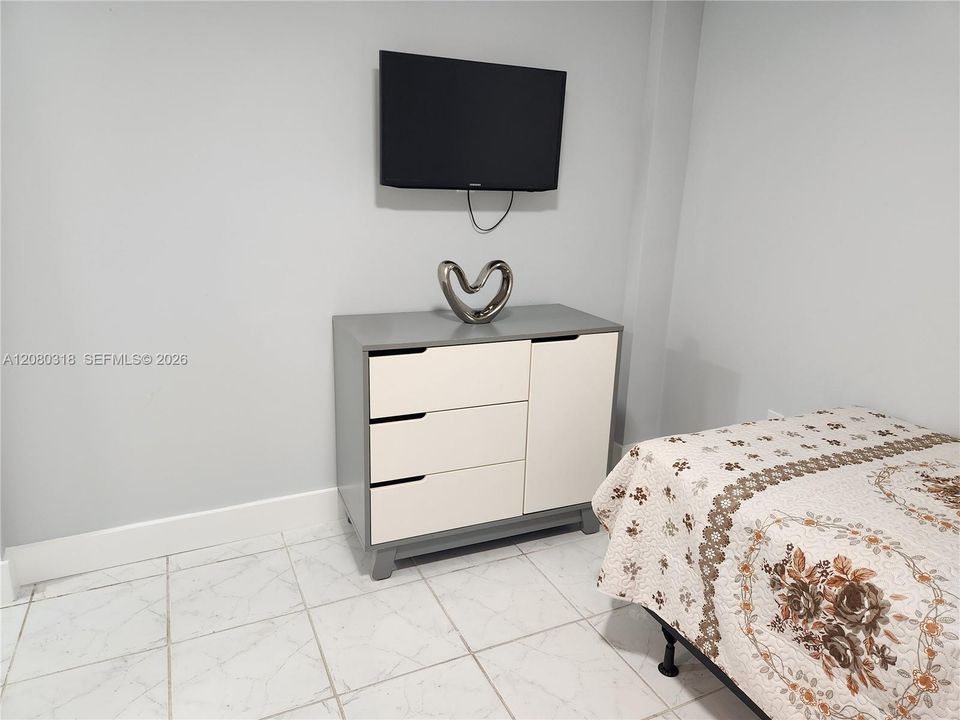 For Rent: $1,100 (1 beds, 1 baths, 1779 Square Feet)