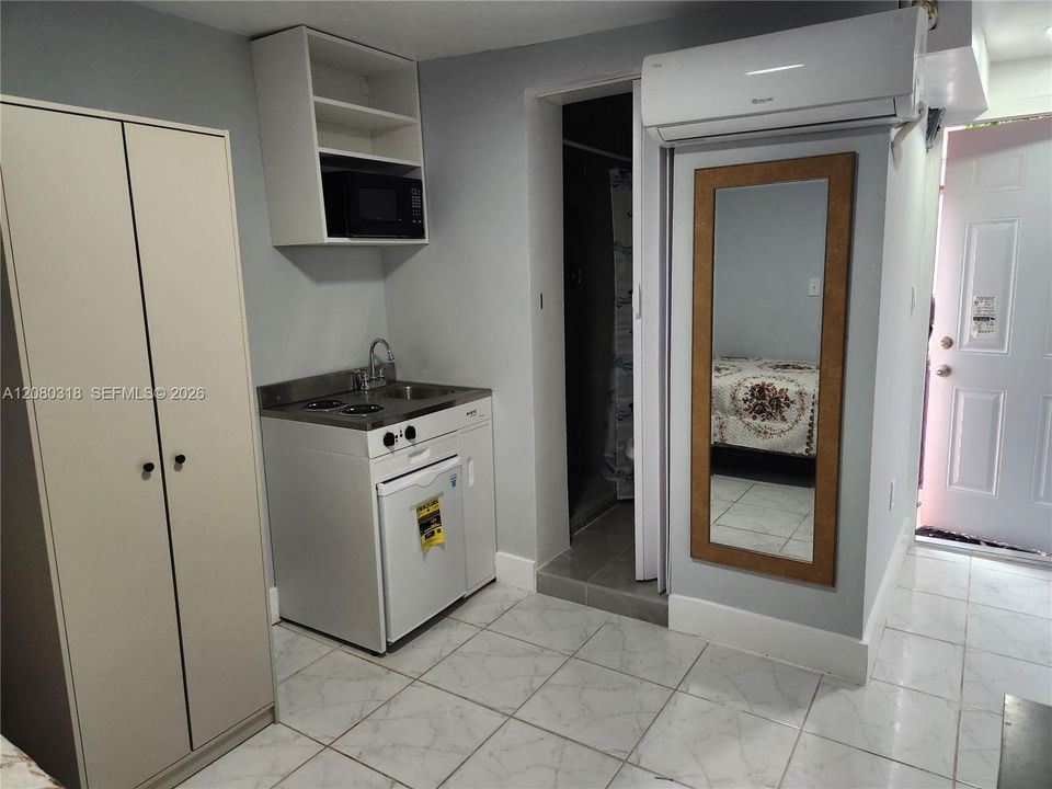 For Rent: $1,100 (1 beds, 1 baths, 1779 Square Feet)