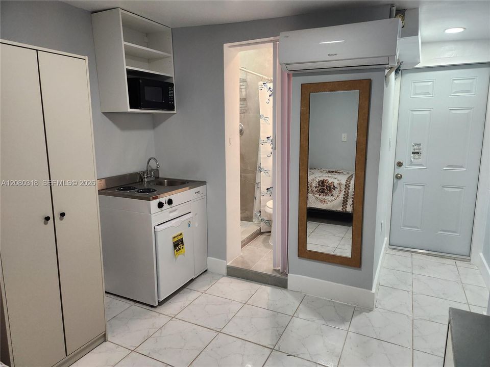 For Rent: $1,100 (1 beds, 1 baths, 1779 Square Feet)