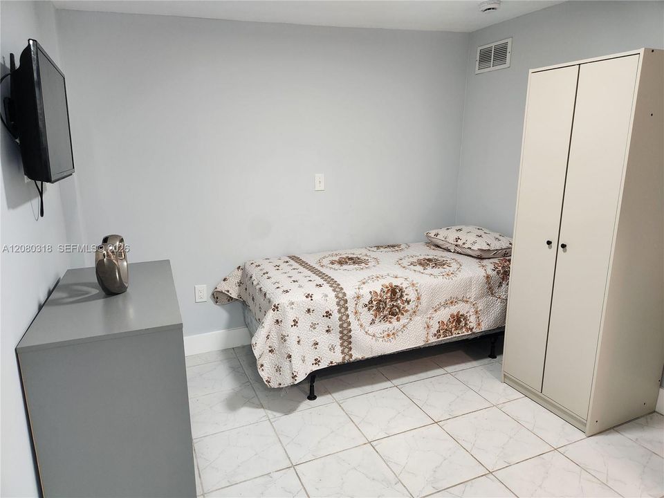 For Rent: $1,100 (1 beds, 1 baths, 1779 Square Feet)