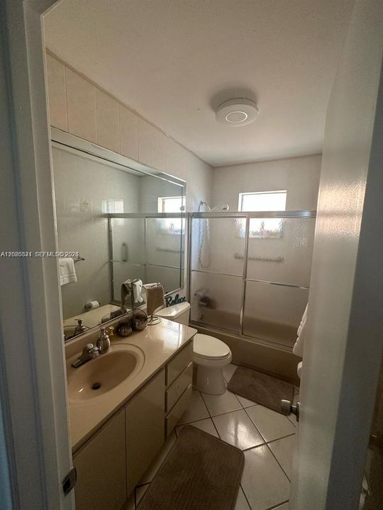 For Rent: $2,400 (2 beds, 2 baths, 915 Square Feet)