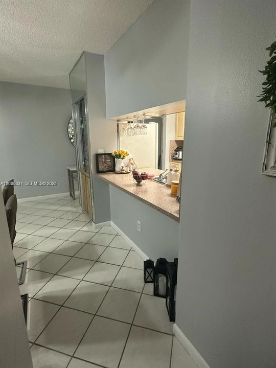 For Rent: $2,400 (2 beds, 2 baths, 915 Square Feet)