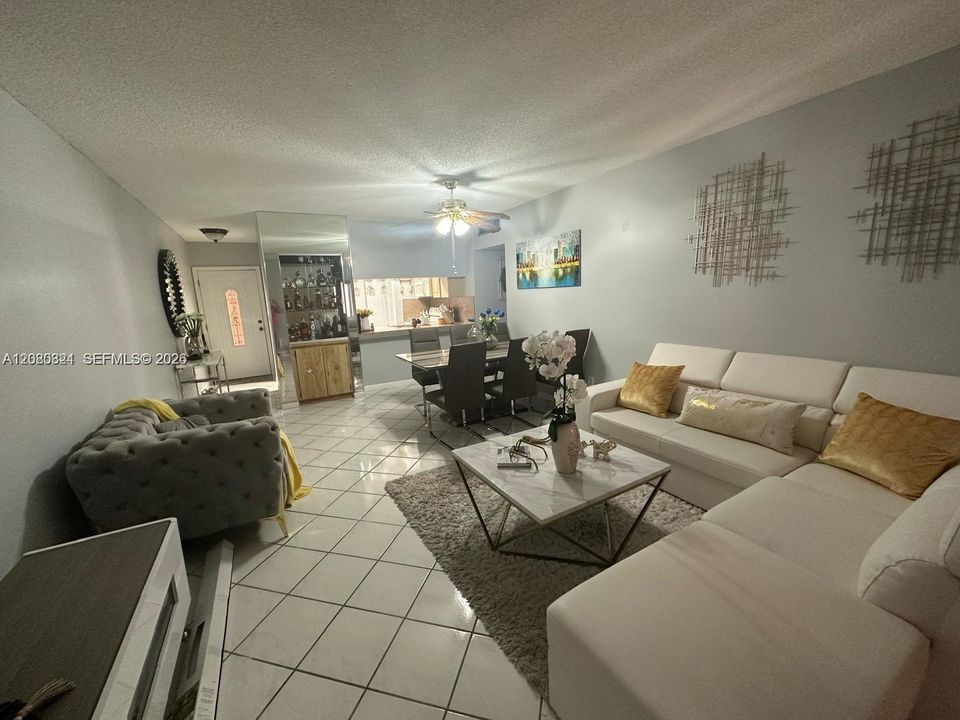 For Rent: $2,400 (2 beds, 2 baths, 915 Square Feet)