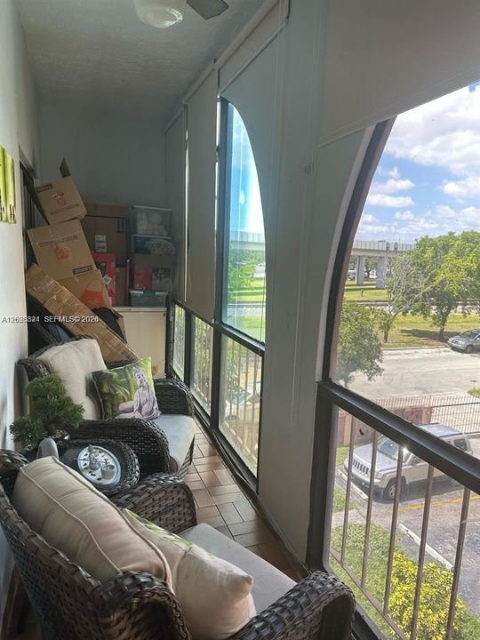 For Rent: $2,400 (2 beds, 2 baths, 915 Square Feet)