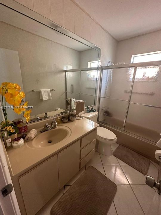 For Rent: $2,400 (2 beds, 2 baths, 915 Square Feet)