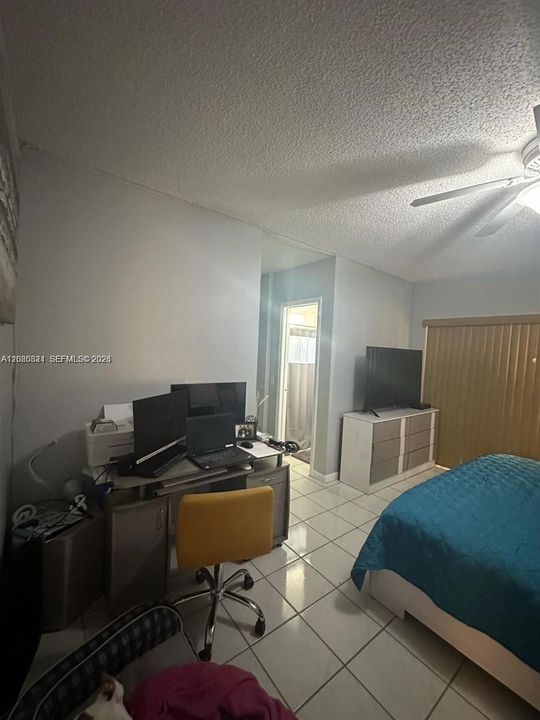 For Rent: $2,400 (2 beds, 2 baths, 915 Square Feet)