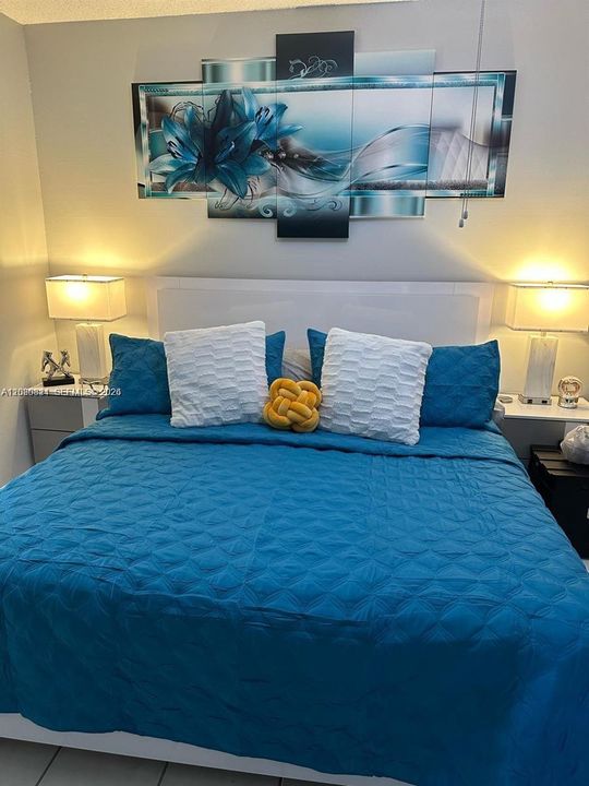 For Rent: $2,400 (2 beds, 2 baths, 915 Square Feet)