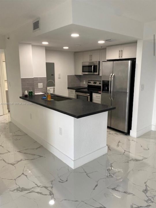 For Sale: $350,000 (2 beds, 2 baths, 882 Square Feet)
