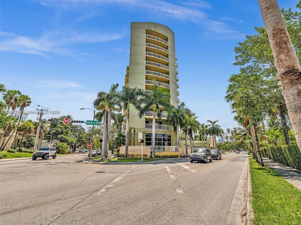 For Sale: $350,000 (2 beds, 2 baths, 882 Square Feet)