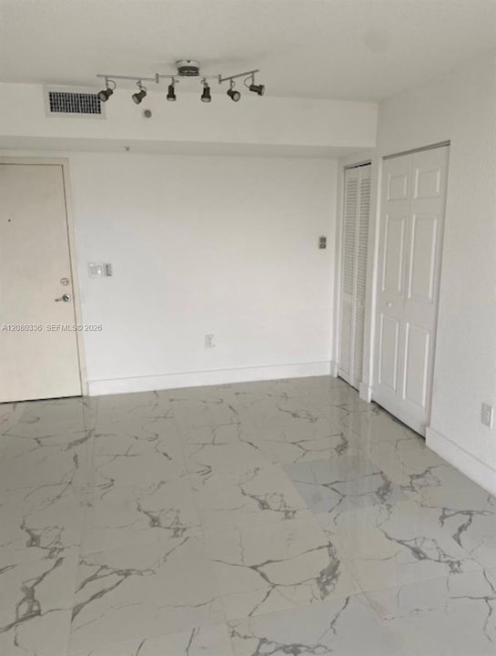 For Sale: $350,000 (2 beds, 2 baths, 882 Square Feet)