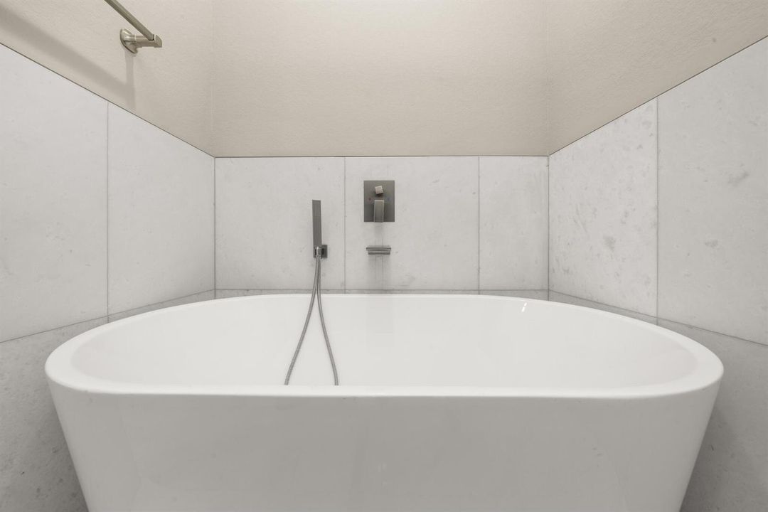 interior - master bathroom 8
